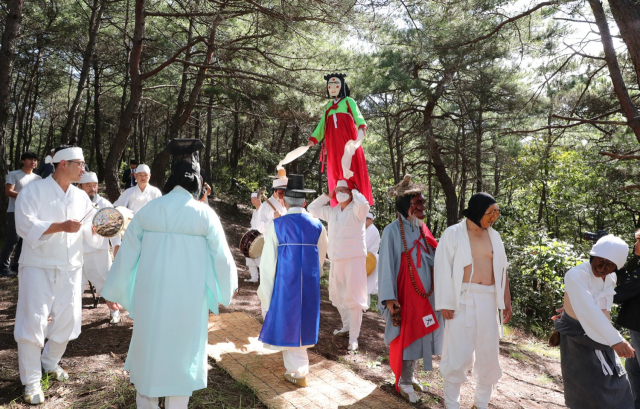안동국제탈춤페스티벌이 27일부터 본격 시작됐다. 축제 첫날인 27일에는 하회별신굿탈놀이 강신마당으로 축제가 시작되고, 축제 참가자와 해외공연단, 시민들이 한데 어울린 원도심 퍼레이드로 축제 분위기를 끌어 올린다. 안동시 제공
