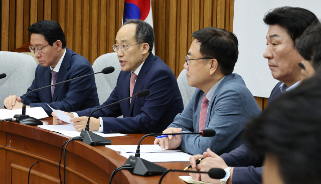 국민의힘 추경호 원내대표(왼쪽 두번째)가 27일 오전 국회에서 열린 원내대책회의에서 발언하고 있다. 연합뉴스