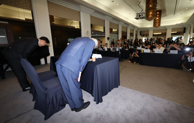 강성두 영풍 사장이 27일 오전 서울 중구 프레스센터에서 열린 고려아연 공개매수 관련 기자간담회에 참석하며 인사하고 있다. 연합뉴스
