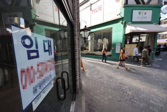 서울 명동 거리 한 가게 앞에 붙은 임대 안내문. 연합뉴스