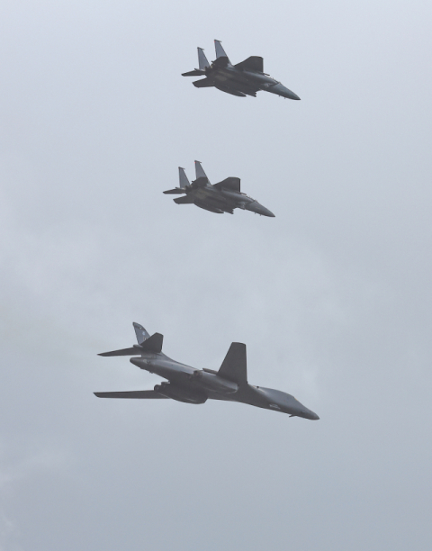 美 B-1B 전략폭격기 참여 韓美日 공중훈련…北 ICBM에 공동 대응