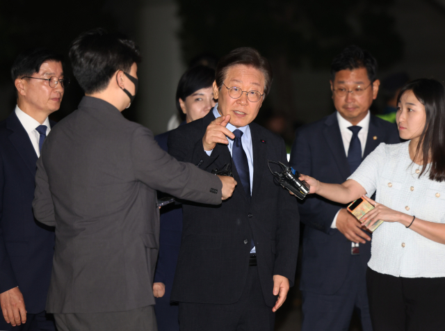 더불어민주당 이재명 대표가 30일 오후 서울 서초구 서울중앙지법에서 열린 위증교사 혐의 관련 1심 결심공판을 마친 뒤 법원을 나서며 취재진의 질문에 답하고 있다. 연합뉴스