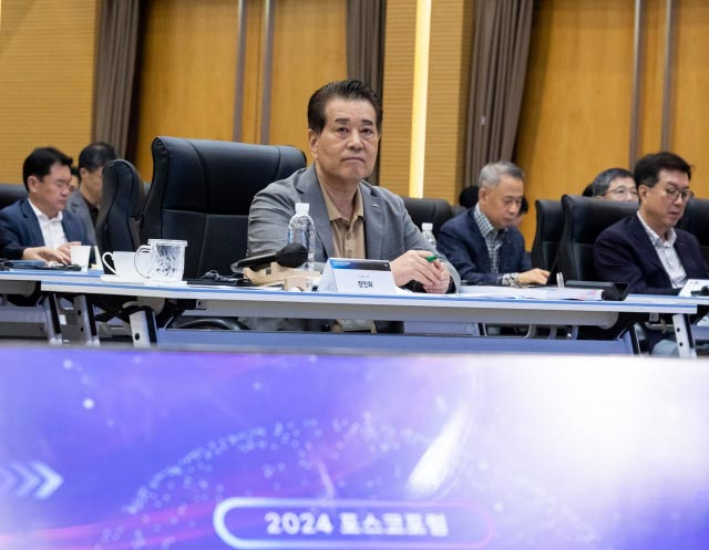 1일 인천 송도 포스코 글로벌R＆D센터에서 열린 2024 포스코포럼에서 장인화 회장이 저성장 시대의 장기화 속 대책에 대한 패널 토론을 경청하고 있다. 포스코 제공