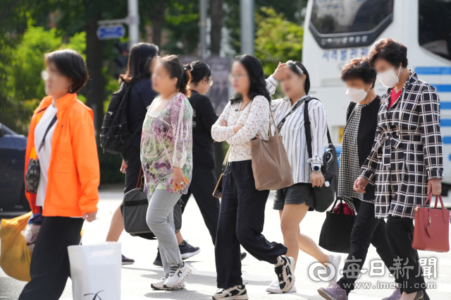 지난달 2일 대구 도심에서 출근길 시민들이 두터운 옷차림으로 발걸음을 옮기고 있다. 매일신문 DB