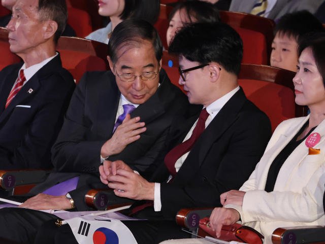 한덕수 국무총리가 3일 서울 종로구 세종문화회관 대극장에서 열린 제4356주년 개천절 경축식에서 한동훈 국민의힘 대표와 대화하고 있다. 연합뉴스