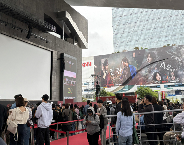 3일 부산 영화의전당 BIFF 야외무대에는 강동원, 박정민, 차승원 주연의 넷플릭스 드라마