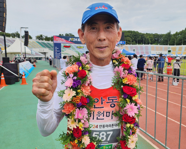 2024 안동마라톤 대회에서 풀코스 500회를 기록한 안동제비원마라톤클럽 소속 김창수 씨. 전종훈 기자
