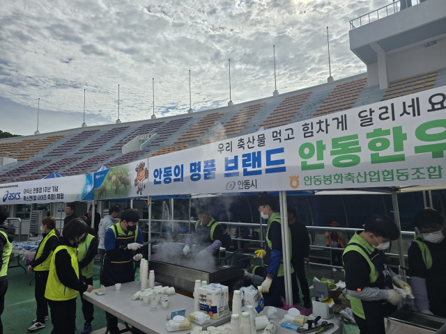 안동봉화축협 직원들이 6일 2024 안동마라톤대회가 개최된 안동시민운동장에서 참가자와 관람객을 대상으로 한우 불고기 무료 시식회를 진행하고 있다. 김영진 기자