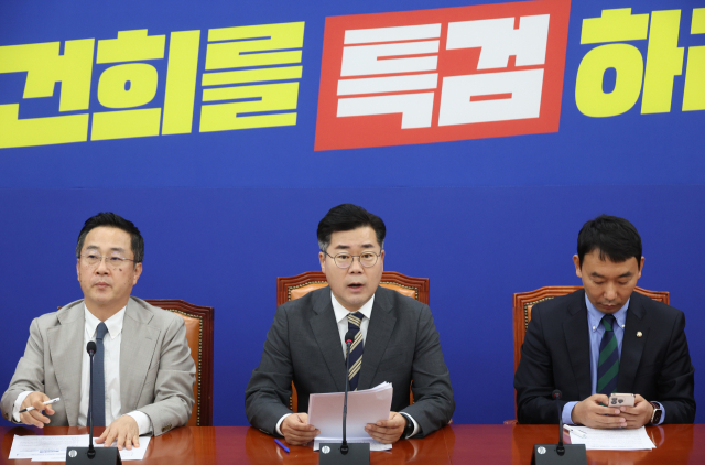 박찬대 더불어민주당 원내대표가 6일 국회에서 국정감사를 앞두고 기자간담회를 하고 있다. 연합뉴스
