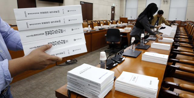 국정감사 시작을 하루 앞둔 6일 국회 행정안전위원회 회의실에서 관계자들이 준비 작업을 하고 있다. 연합뉴스