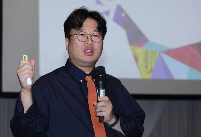 박정호 명지대 산업대학원 특임교수가 지난 7일 대구 그랜드호텔에서 열린 매일 탑 리더스 아카데미 강의로 