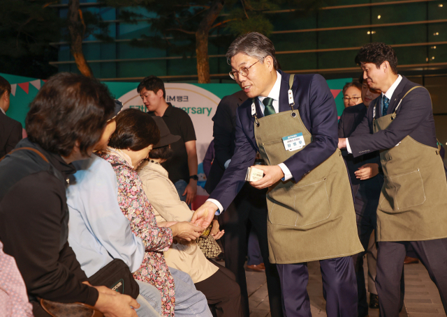 황병우 iM뱅크 은행장이 7일 창립 기념일을 맞아 고객들에게 감사떡을 전달하고 있다. iM뱅크 제공