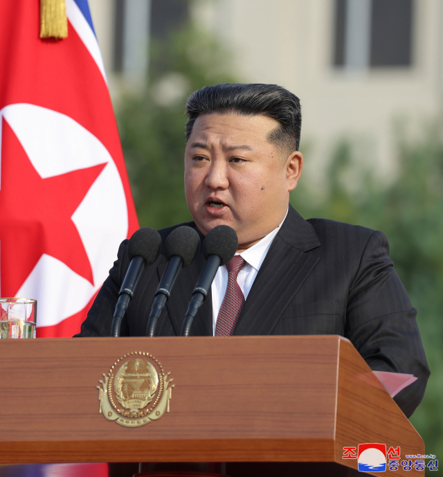 북한 김정은 국방위원장이 7일 창립 60주년을 맞이한 김정은국방종합대학을 축하방문하고 연설을 했다고 조선중앙통신이 8일 보도했다.연합뉴스
