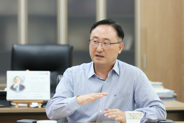 (주)케어원 김호영 대표는 생활 공간 속 눈에 보이지 않는 곳까지 클린 서비스를 제공하는 위생관리 전문기업을 표방하고 있다. 이무성 객원기자