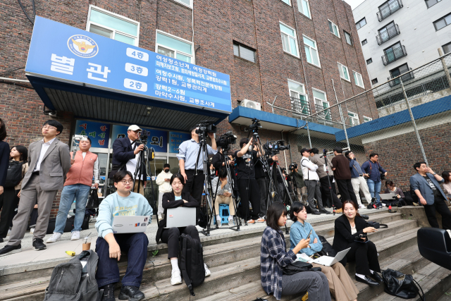 7일 오전 서울 용산경찰서에서 취재진이 음주운전 사고를 일으킨 문재인 전 대통령의 딸 다혜씨의 출석을 대기하고 있다. 연합뉴스