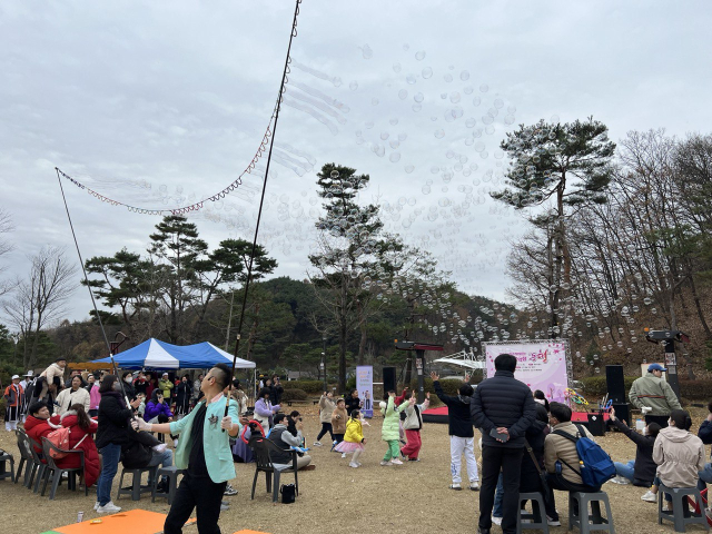 지난해 열린 예천군 가족 미션 트레킹에서 참가한 가족들이 프로그램을 즐기고 있다. 예천군 제공