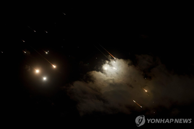 1일(현지시간) 이란 미사일이 이스라엘 상공에서 요격되는 모습. 연합뉴스