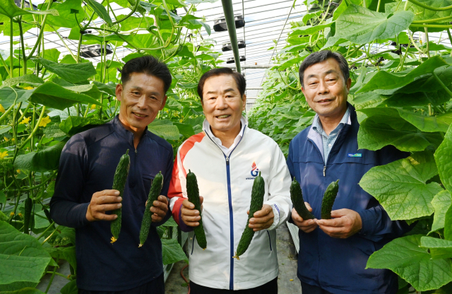 성낙인 창녕군수가 농번기 영농현장을 방문해 농가 의견 청취와 현장 상황을 살피고 있다. 창녕군 제공