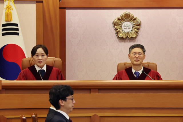 문형배·정정미 헌법재판관이 8일 오후 서울 종로구 헌법재판소 소심판정에서 열린 이진숙 방송통신위원장 탄핵 심판 2회 변론준비기일에 입장해있다. 연합뉴스