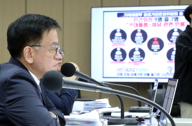 최상목 부총리 겸 기획재정부 장관이 10일 정부세종청사에서 열린 국회 기획재정위 국정감사에서 더불어민주당 정일영 의원의 질의를 듣고 있다. 연합뉴스