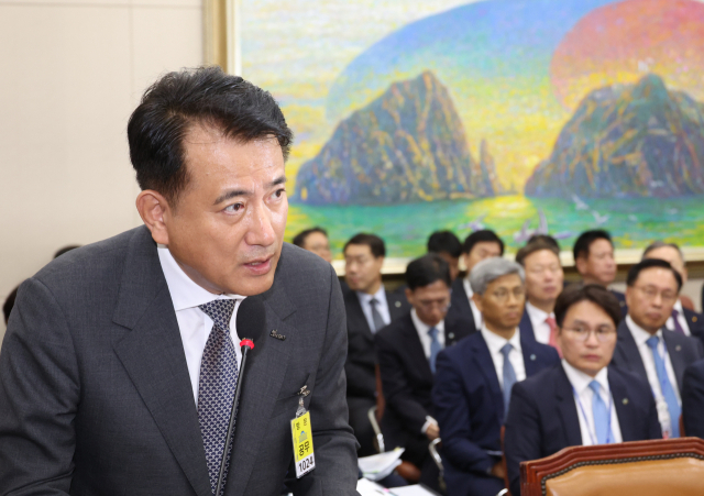 정길호 OK저축은행 대표이사가 10일 국회에서 열린 정무위원회 국정감사에 출석, 의원 질의에 답하고 있다. 연합뉴스