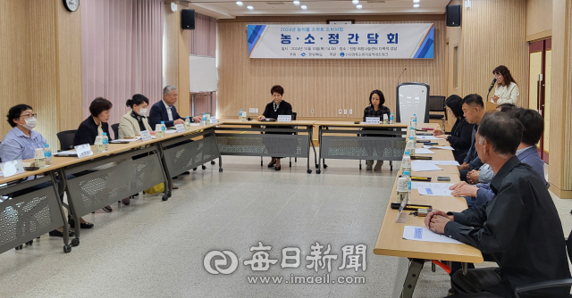 10일 (사)경북소비자공익네트워크가 주최한 농·식품 소비정책 강화사업 농·소·정 간담회에서 참석자들이 농정 현안과 정책을 공유하고 소통하는 시간을 가졌다.김진만 기자