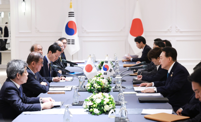 윤석열 대통령이 10일(현지시간) 라오스 비엔티안의 한 호텔에서 이시바 시게루 신임 일본 총리와 한일 정상회담을 하고 있다. 연합뉴스