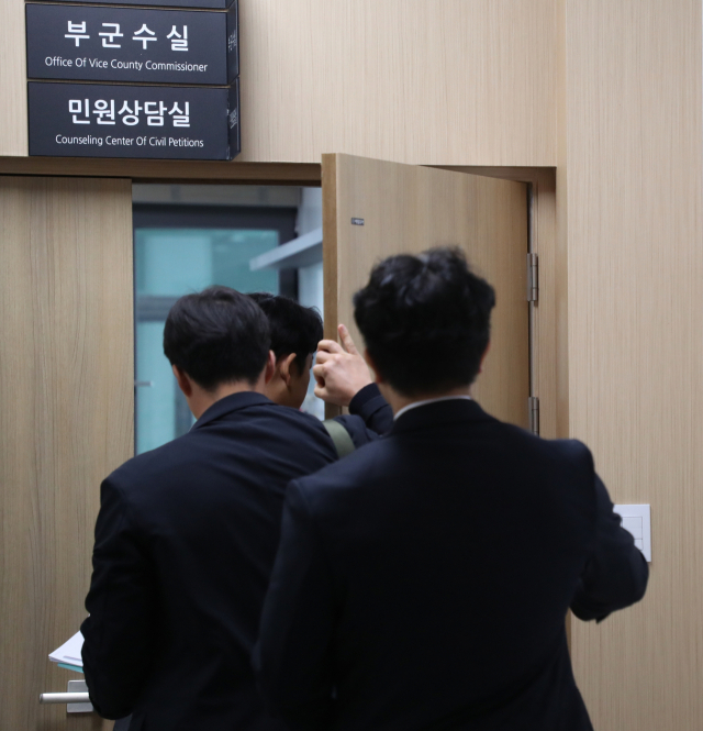 10일 오전 강원경찰청 반부패경제범죄수사대가 강원 양양군청 군수실과 비서실 등에서 압수수색 영장을 집행 중이다. 김진하 군수는 최근 언론보도 등을 통해 민원인을 상대로 부적절한 행동을 했다는 의혹이 제기돼 경찰이 수사 중이다. 연합뉴스