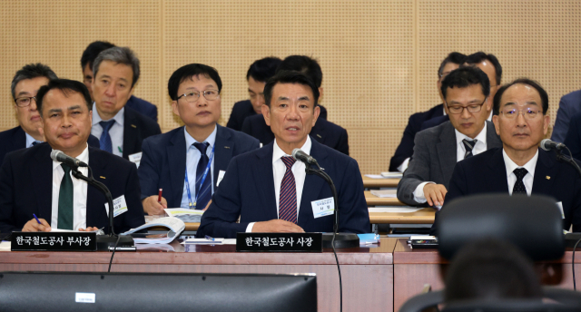 11일 오전 대전 한국철도공사에서 열린 국회 국토교통위원회의 국정감사에서 한문희 한국철도공사 사장이 의원 질의에 답하고 있다. 연합뉴스