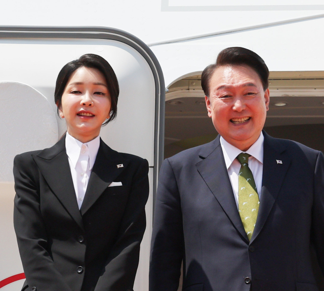 한일 정상회담과 아세안 정상회의 관련 일정을 마친 윤석열 대통령과 부인 김건희 여사가 11일(현지시간) 라오스 비엔티안 왓타이 국제공항에서 귀국하기 전 전용기인 공군 1호기에 올라 인사하고 있다. 연합뉴스