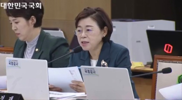 김정재 국민의힘 의원(포항북)이 11일 대전본사에서 열린 국토교통위원회 국정감사에서 이성해 철도관리공단 이사장에게 포항역 주차장 확충과 관련해 질의하고 있다. 국회 의사중계 시스템 캡처
