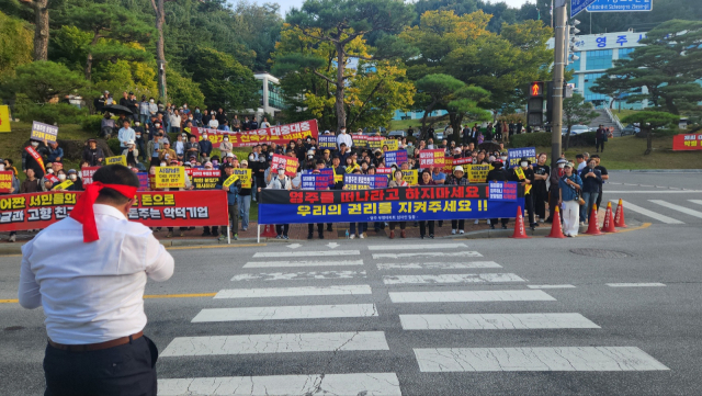경북 영주시 가흥동 부영아파트 주민들이 11일 영주시청 앞에서 우선분양가 책정에 항의하는 시위를 벌이고 있다. 마경대 기자