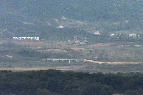 北, 경의·동해선 도로 폭파준비 정황 포착…군 