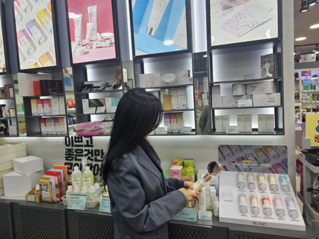 15일 오전 대구 수성구 지산동 박가분 매장에서 한 고객이 샤워필터 제품을 살펴보고 있다. 정우태 기자