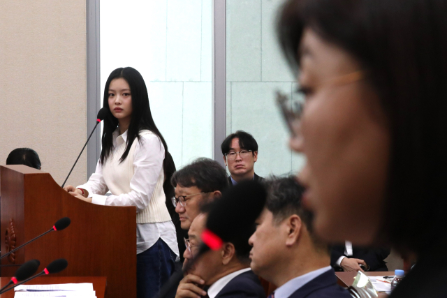 뉴진스 하니가 15일 서울 여의도 국회에서 열린 환경노동위원회 국정감사에서 김주영 어도어 대표의 답변을 듣고 있다. 연합뉴스
