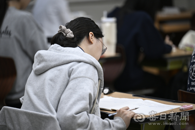 2024학년도 전국연합학력평가가 실시된 지난달 15일 오전 대구 수성구 정화여자고등학교에서 3학년 학생들이 시험 준비를 하고 있다. 안성완 기자 asw0727@imaeil.com