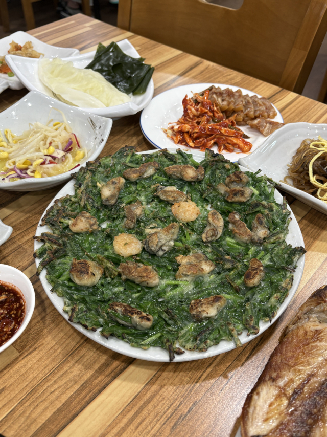 흑백요리사 1화에서 화제가 된 통영 굴로 만든 굴전.