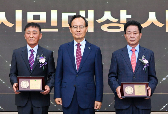 영주시는 지난 5일 시민대상 시상식을 했다. 왼쪽부터 김남윤 수상자, 박남서 영주시장, 이병욱 수상자. 영주시 제공