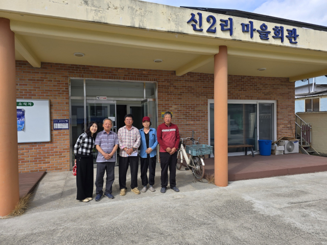 칠곡군 지천면 대규모 물류센터 시공을 맡은 현종합건설 주식회사 손현정 대표(사진 맨 좌측)가 마을 주민들과 기념 촬영을 하고 있다.