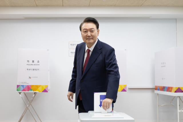 윤석열 대통령이 서울시교육감 보궐선거 투표 날인 16일 서울 용산구 용산공예관 투표소에서 투표하고 있다. 연합뉴스
