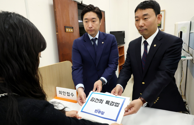 더불어민주당 김용만 원내부대표(왼쪽)와 김용민 원내정책수석부대표가 17일 국회 의안과에 