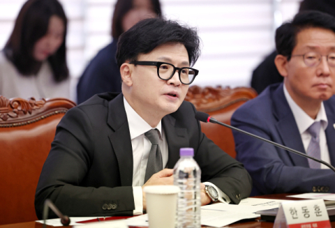 與 기업인들 선물보따리…“기업 발전 파격 응원”“획일적 주52시간 타당안해”