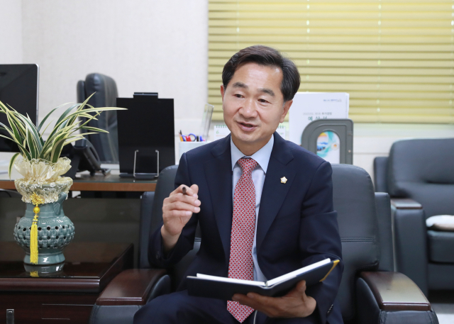 김영범 영양군의회 의장이 제9대 후반기 영양군의회가 펼치고 있는 정책과 지역 현안, 방향성에 대해 설명하고 있다. 영양군의회 제공