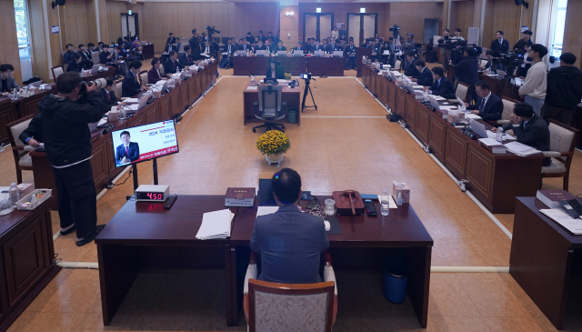 24일 대구 중구 한국은행 대구경북본부에서 국회 기획재정위원회의 한국은행 대구경북본부·포항본부, 대구지방국세청, 대구본부세관, 대구조달청, 동북지방통계청에 대한 국정감사가 진행되고 있다. 김영진 기자 kyjmaeil@imaeil.com