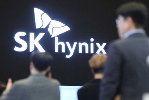SK하이닉스 주가 20만 선 회복…삼성전자 신저가 행진