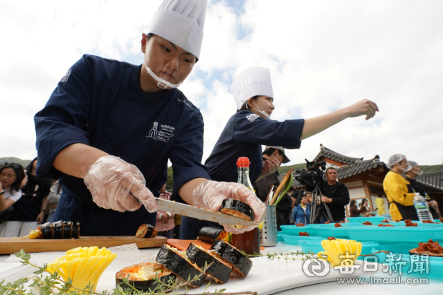 김천김밥축제에서 한 요리사가 화려한 김밥 레시피를 선보이고 있는 모습. 매일신문 DB
