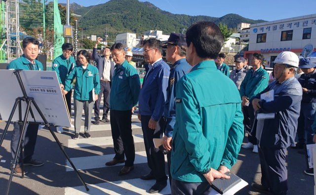 최영호 창녕군 부군수가 제38회 비사벌문화제 개막을 앞두고 직원들과 합동점검을 하고 있다. 창녕군 제공