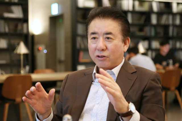 김춘학 플라마파트너스(주) 회장은 삼성중공업과 CJ건설에서 28년간 임원을 지내며 국내에 고급주택 브랜드인 