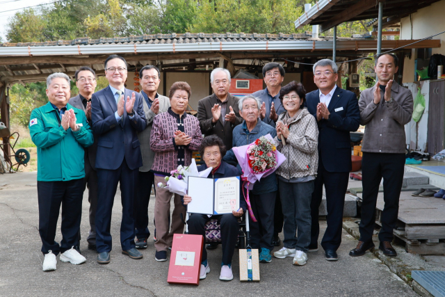 29일 예천군과 국가보훈부 경북북부보훈지청 관계자 등이 독립유공자 고 이재성 지사의 유족인 권민자 씨에게 대통령 표창을 전수하고 기념촬영을 했다. 예천군 제공