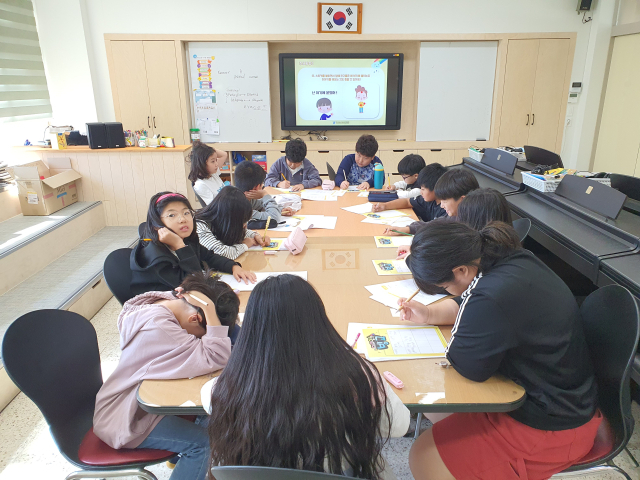 영양군청소년상담센터는 지역 내 초등학교 4학년 학생들을 대상으로 미디어 과의존 예방 프로그램을 운영했다. 사진은 지역 한 초교에서 프로그램이 진행되는 모습. 영양군 제공